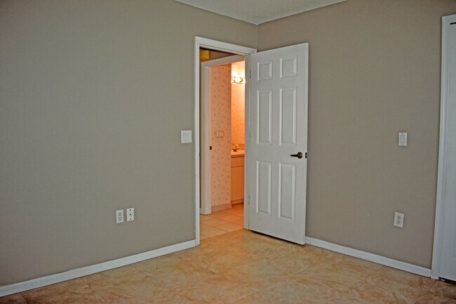 Building Photo - 14499 Tamarind Loop