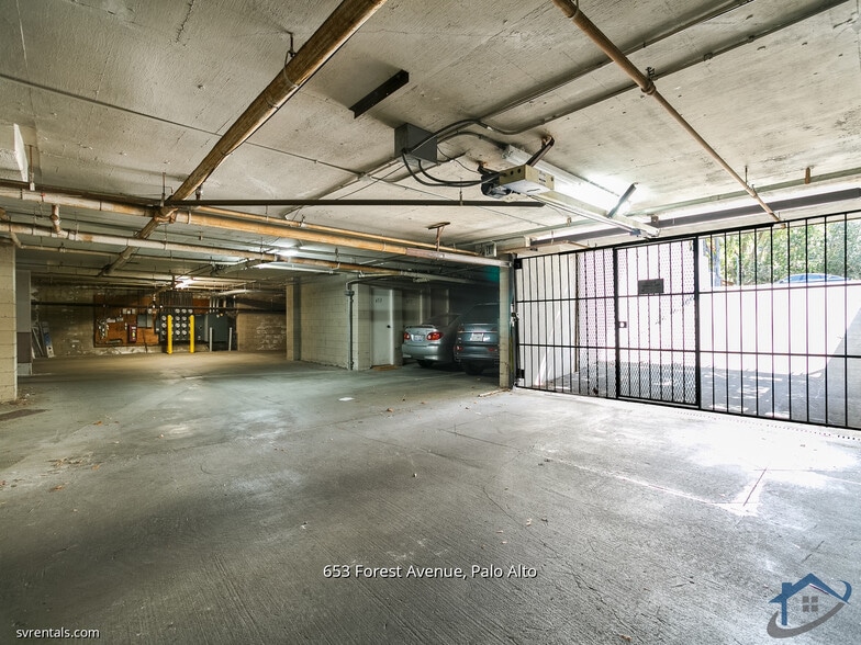 Building Photo - 653 Forest Ave