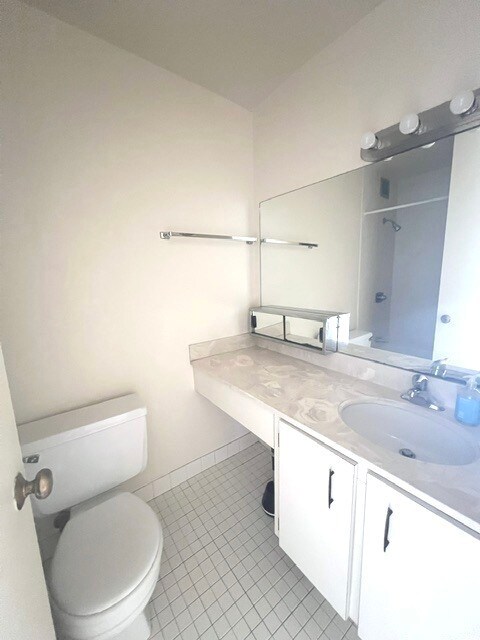 Building Photo - 2020 N Lincoln Park W