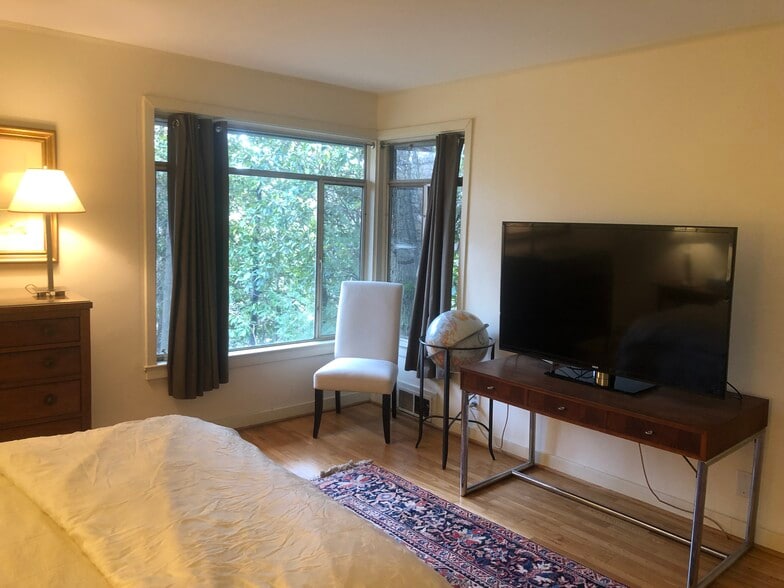 Building Photo - 796 Wesley Dr NW