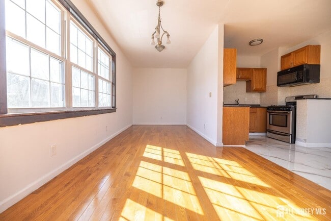 Building Photo - 60 Sampson St