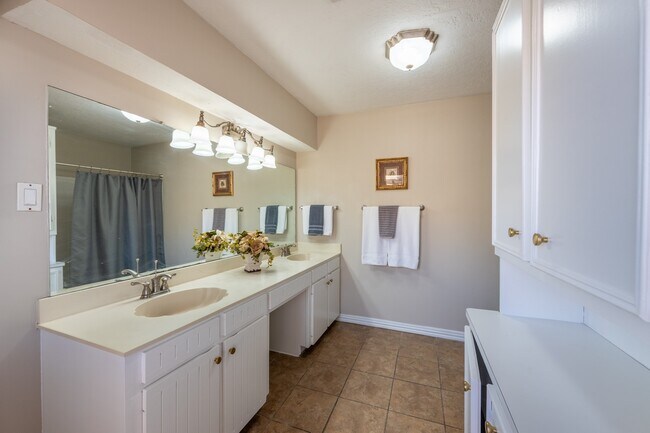 Building Photo - 6030 Gallant Forest Dr