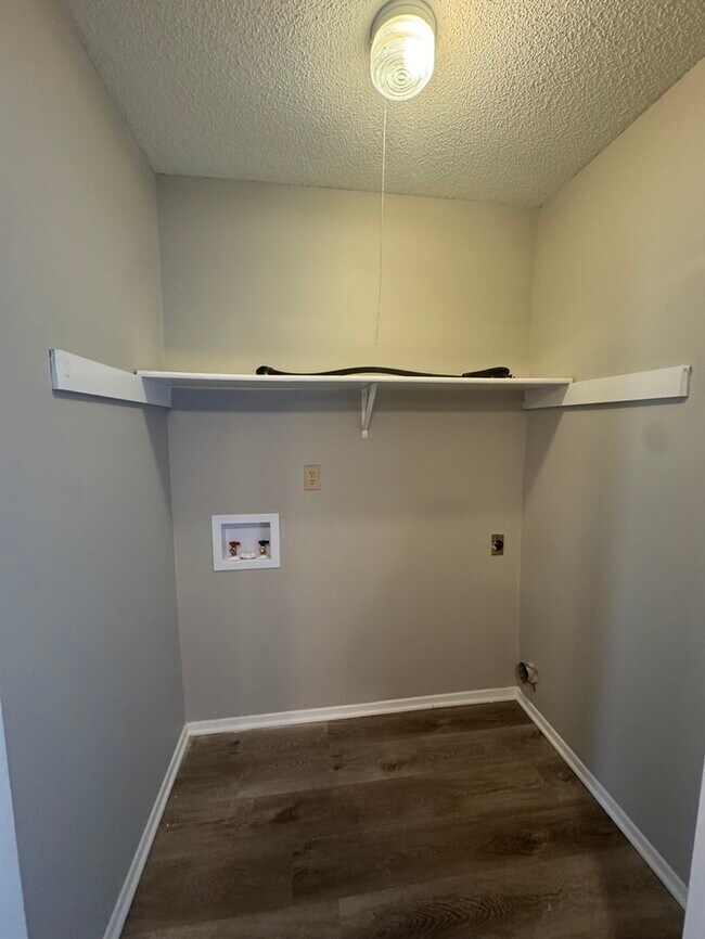 Building Photo - 4217 Brighton Dr