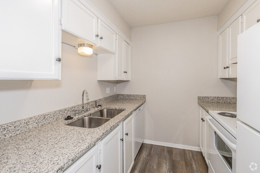 1BR, 1BA - 650SF - Kitchen - Sunwood Apartments