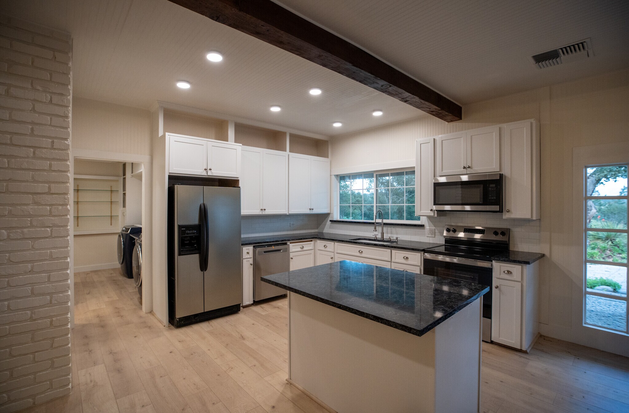 Building Photo - 384 Crazy Horse Canyon Rd