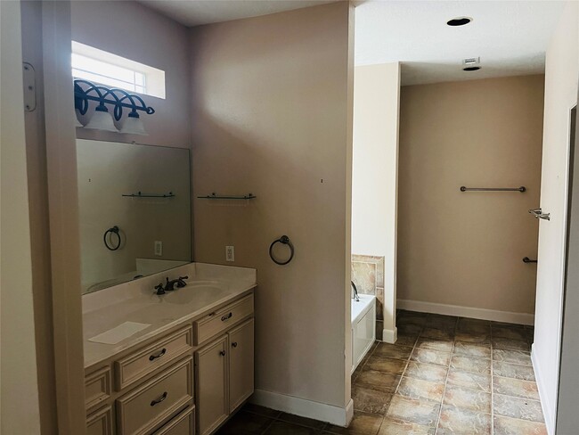 Building Photo - 2015 Halyard Dr