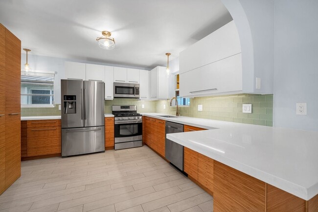 Building Photo - Beautiful home in quiet neighborhood
