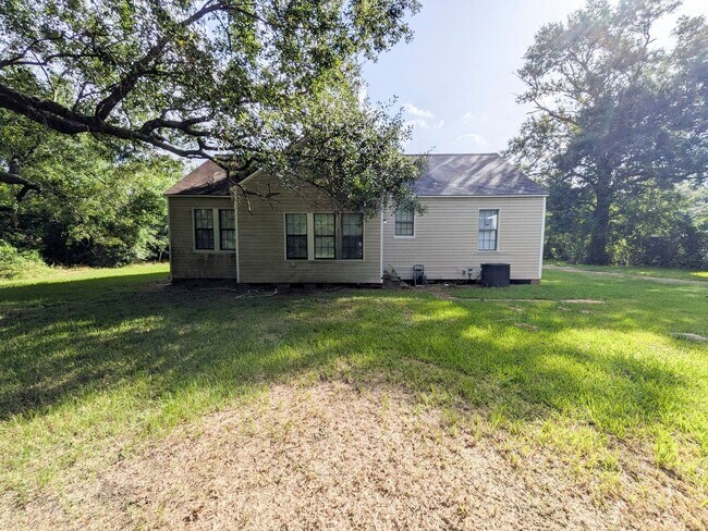 Building Photo - 2021 Wignall Ave