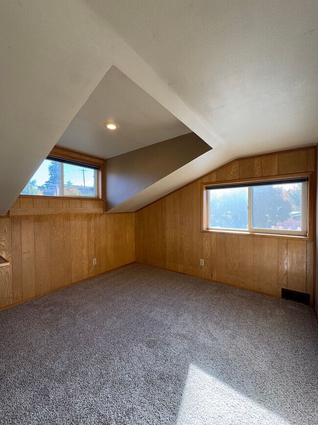 Building Photo - Spacious 6 Bedroom, 3 Bathroom Home Near CWU