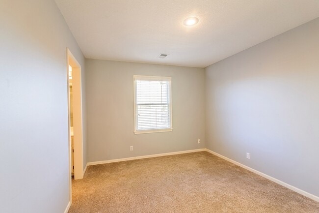 Building Photo - Gorgeous 4 Bedroom home in Blue Valley Schools