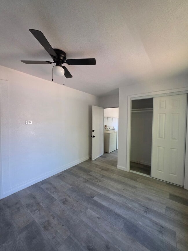 Building Photo - 1178 E Park Way