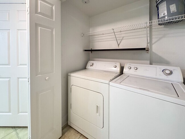 Building Photo - Perfectly priced 1/1 in heart of Downtown Orlando