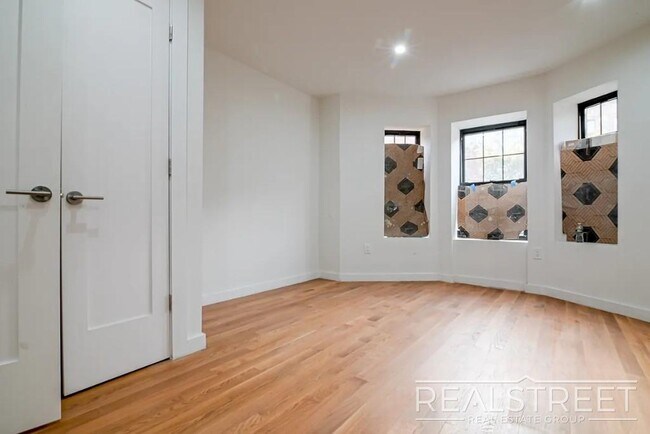 Building Photo - Luxury Triplex Brownstone in Prime Stuyves...