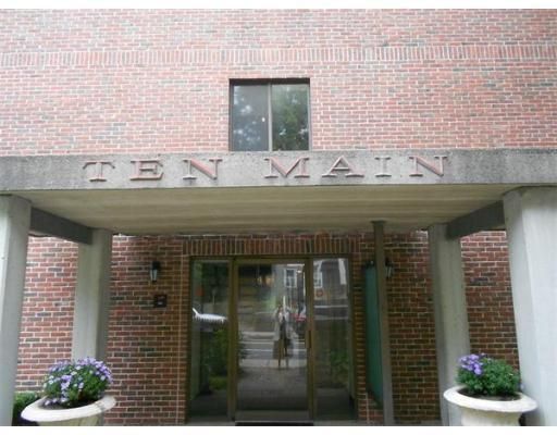 Building Photo - 10 Main St