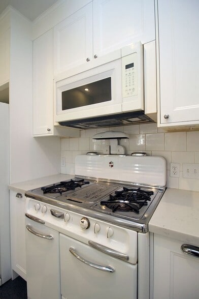 Building Photo - 2241 NE 33rd Ave