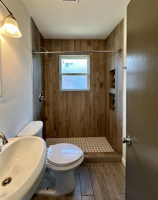 Building Photo - 813 Waverly St