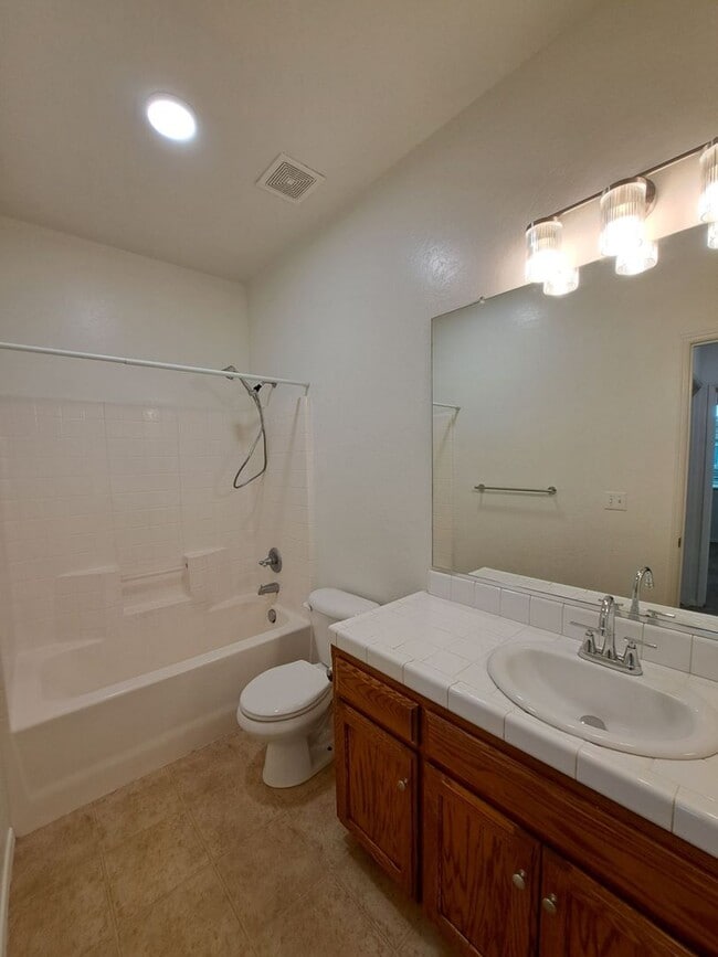 Building Photo - Comfortable Two-Story 4BR Home in Fresno!