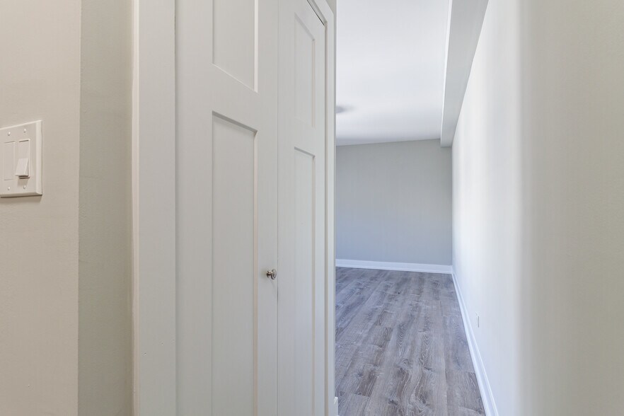 Building Photo - 454 W Barry Ave