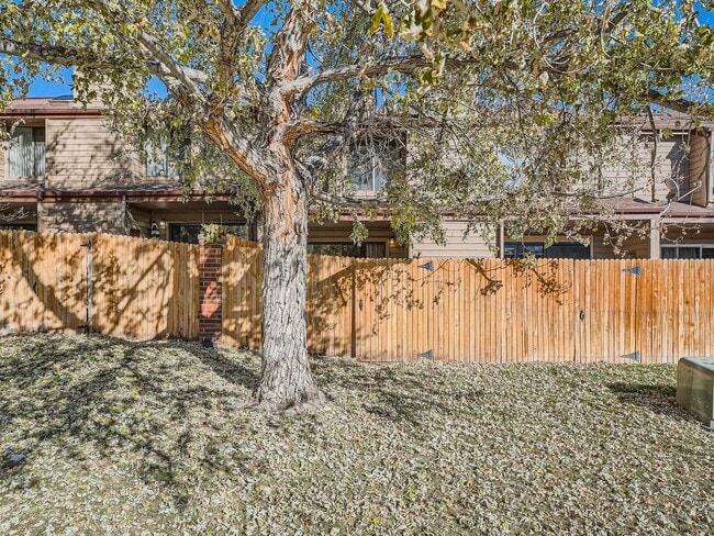 Building Photo - Charming 2 Bedroom 2.5 Bath in Lakewood!