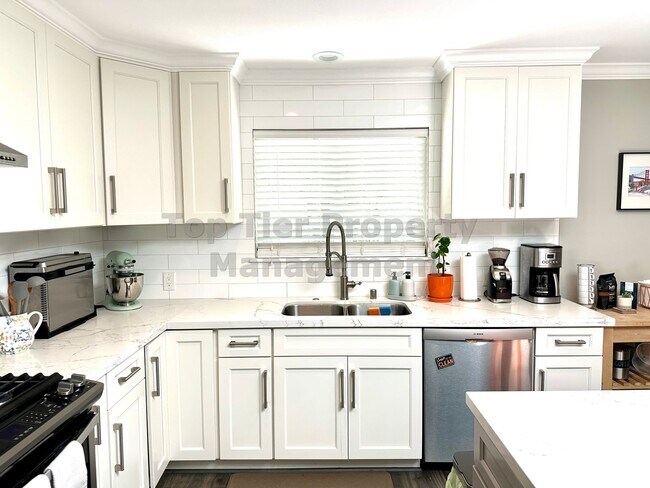 Building Photo - Beautifully updated 3 Bed / 2 Bath / 1,584...