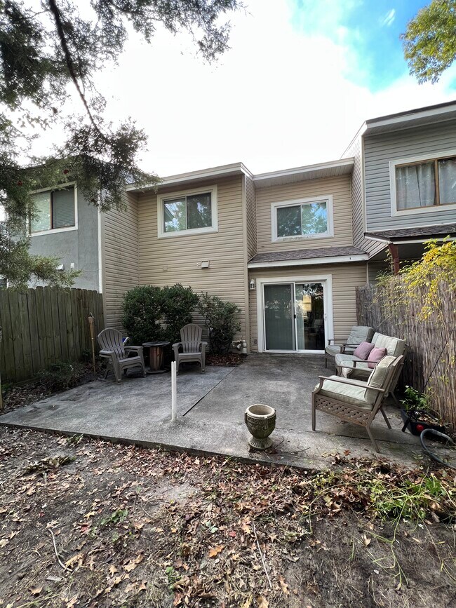 Back yard patio with umbrella stand. - 3942 Solano Rd