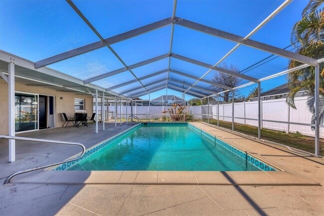 Building Photo - 3425 Fairview Dr