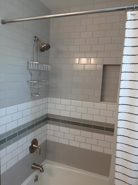 Bathroom Tub/Shower - 456 W 43rd St