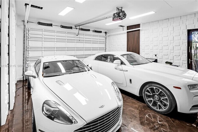 Building Photo - 3009 Pine Tree Dr