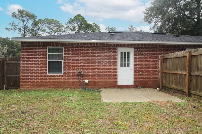 Building Photo - Charming 2-Bed, 2-Bath Milton Duplex Minut...