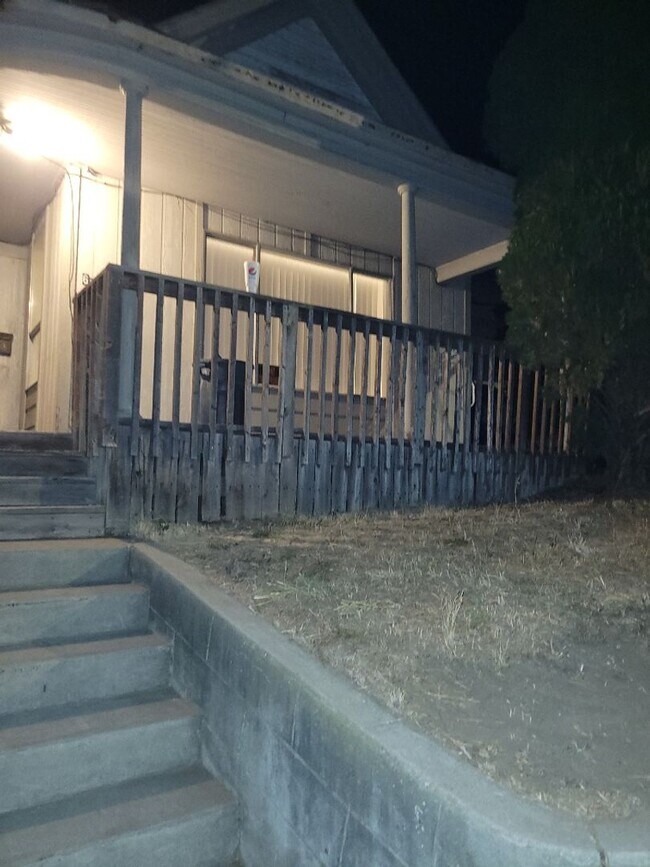 Building Photo - Pendleton Home!!