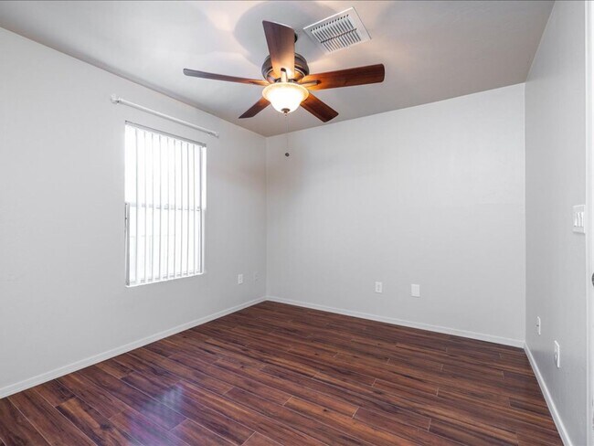 Building Photo - 4 Bedroom 2.5 Bathroom