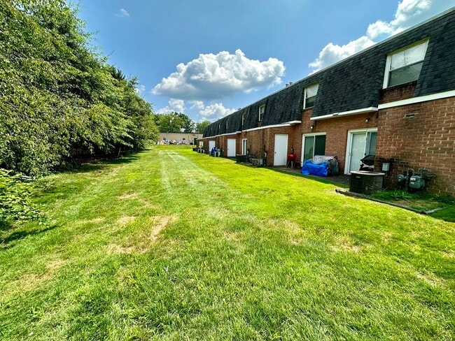 Building Photo - Lovely Hemlock Square 2BR Townhouse with Great Natural Light and Central Air!! Call Today!