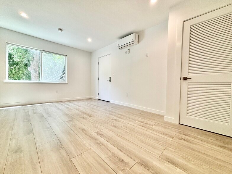 Building Photo - 562 N Kenmore Ave