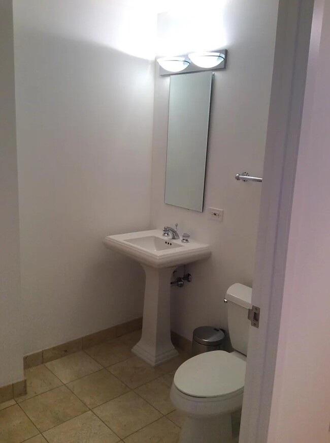 Powder room - 57 E Delaware Pl