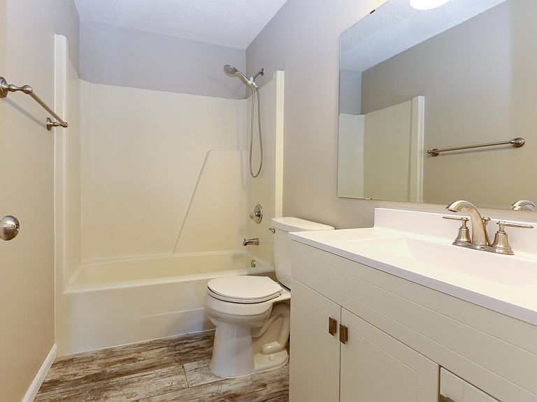 Bathroom - 16045 Joplin Ave