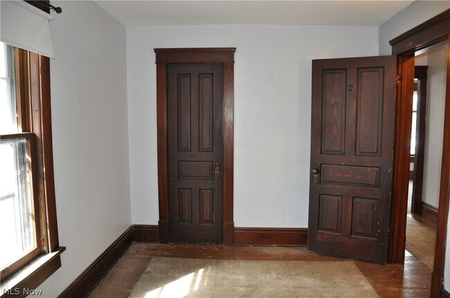 Building Photo - 11 E Main St