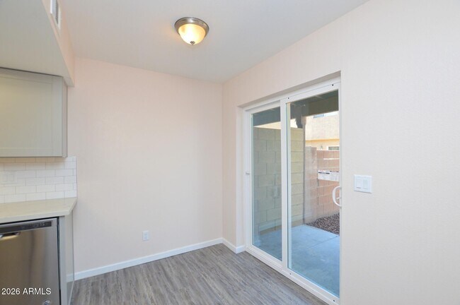 Building Photo - 1418 E Knoll Cir
