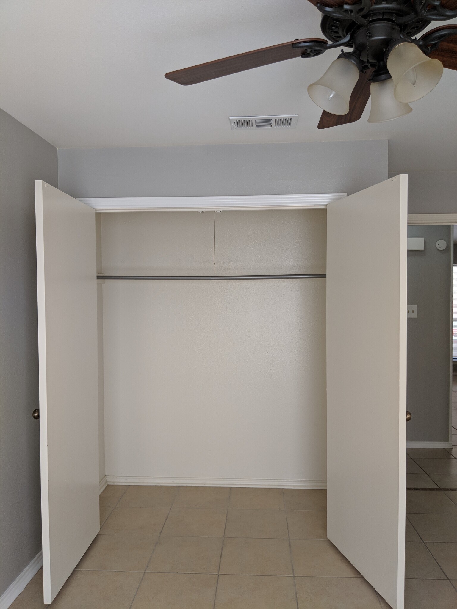Building Photo - 711 Hillcrest Ct