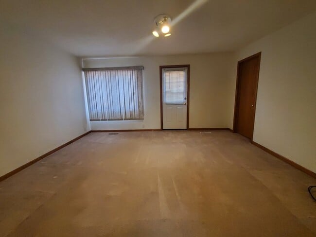 Building Photo - 301 Leonard Ave