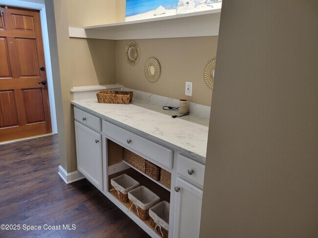 Building Photo - 245 Harbour Dr E