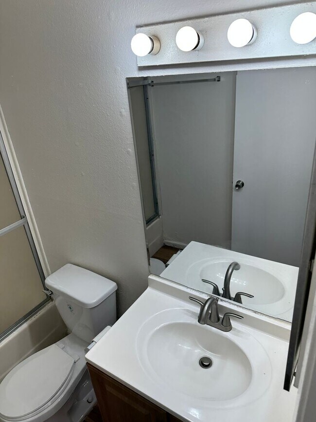 Building Photo - 2-Bedroom First-Floor Condo with Utilities...