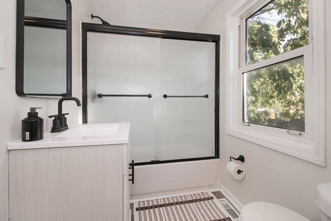 Building Photo - 3 bedroom 3 bathroom Single Family Home