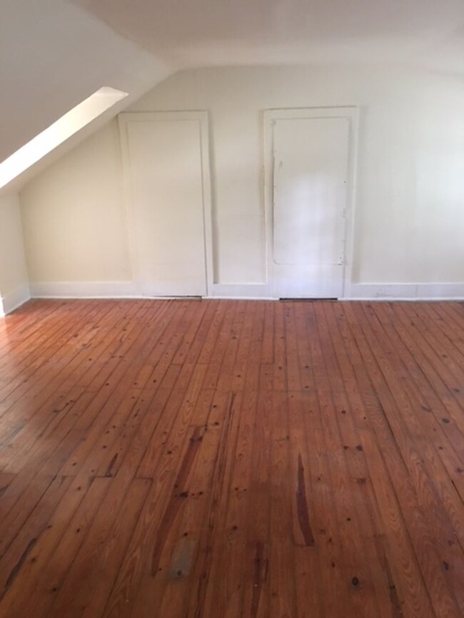 Building Photo - Move-in Ready NOW! Freshly updated, great ...