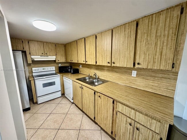 Building Photo - 1300 SW 122nd Ave