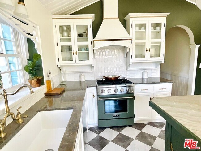 Building Photo - 370 Main St