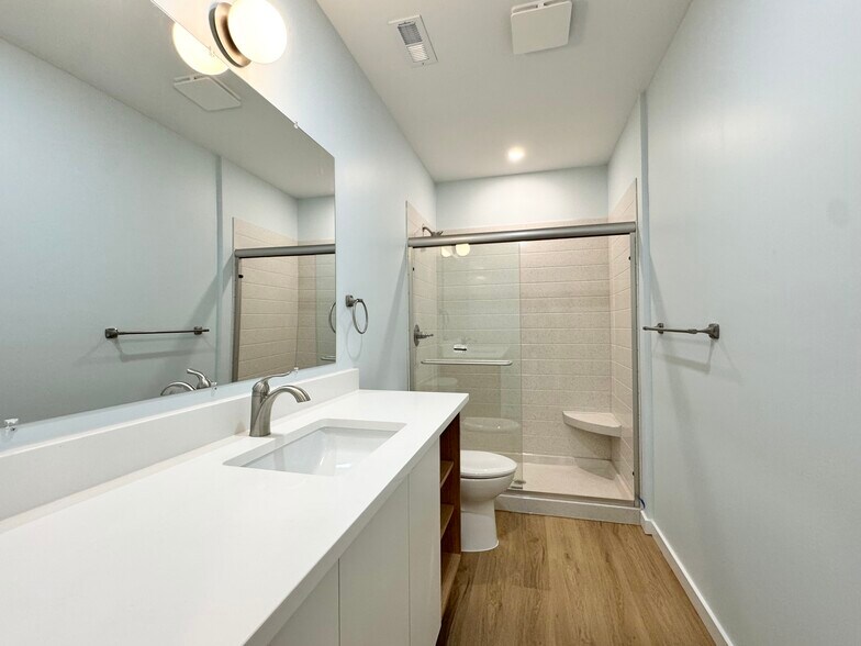 Building Photo - 517 Gillis St