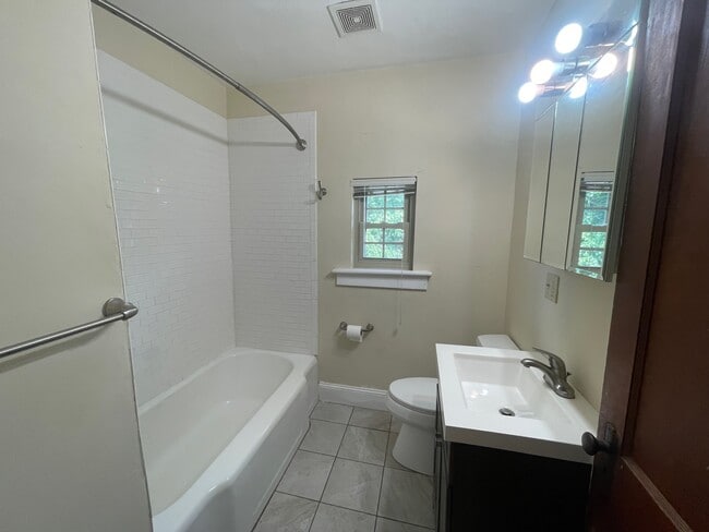 Building Photo - 1110 Hickory Rd