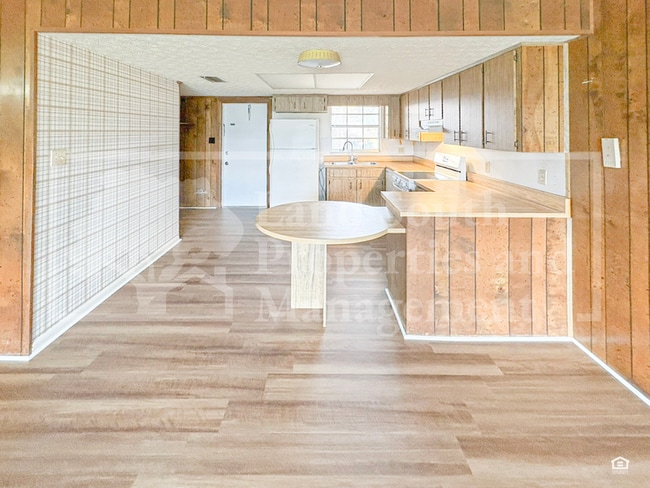 Building Photo - 715 W Daughtery Rd