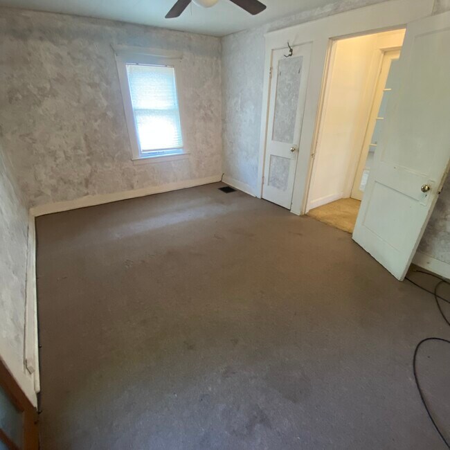 Building Photo - 1706 W Saginaw St