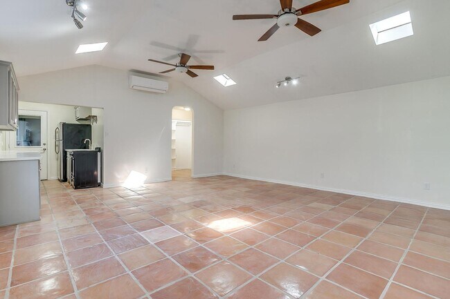 Building Photo - Adorable 1/1 Studio Apartment in Arlington...